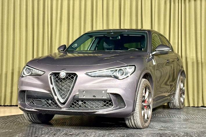 Grå Alfa Romeo Stelvio fra 2018