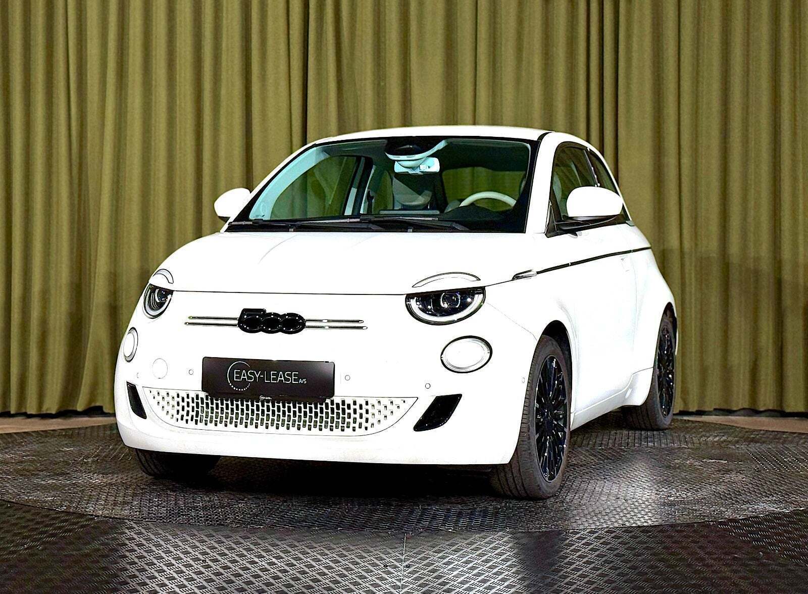 Hvid Fiat 500e fra 2023