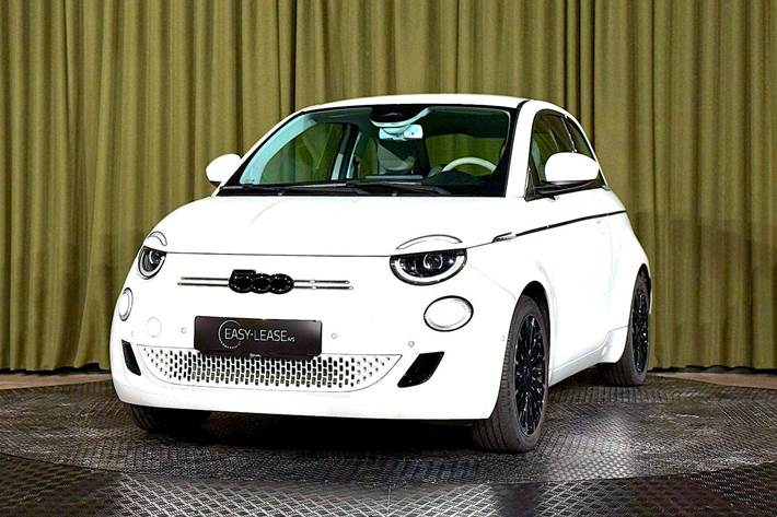 Hvid Fiat 500e fra 2023