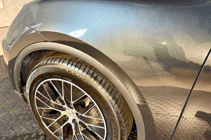 Grå Porsche Macan fra 2025