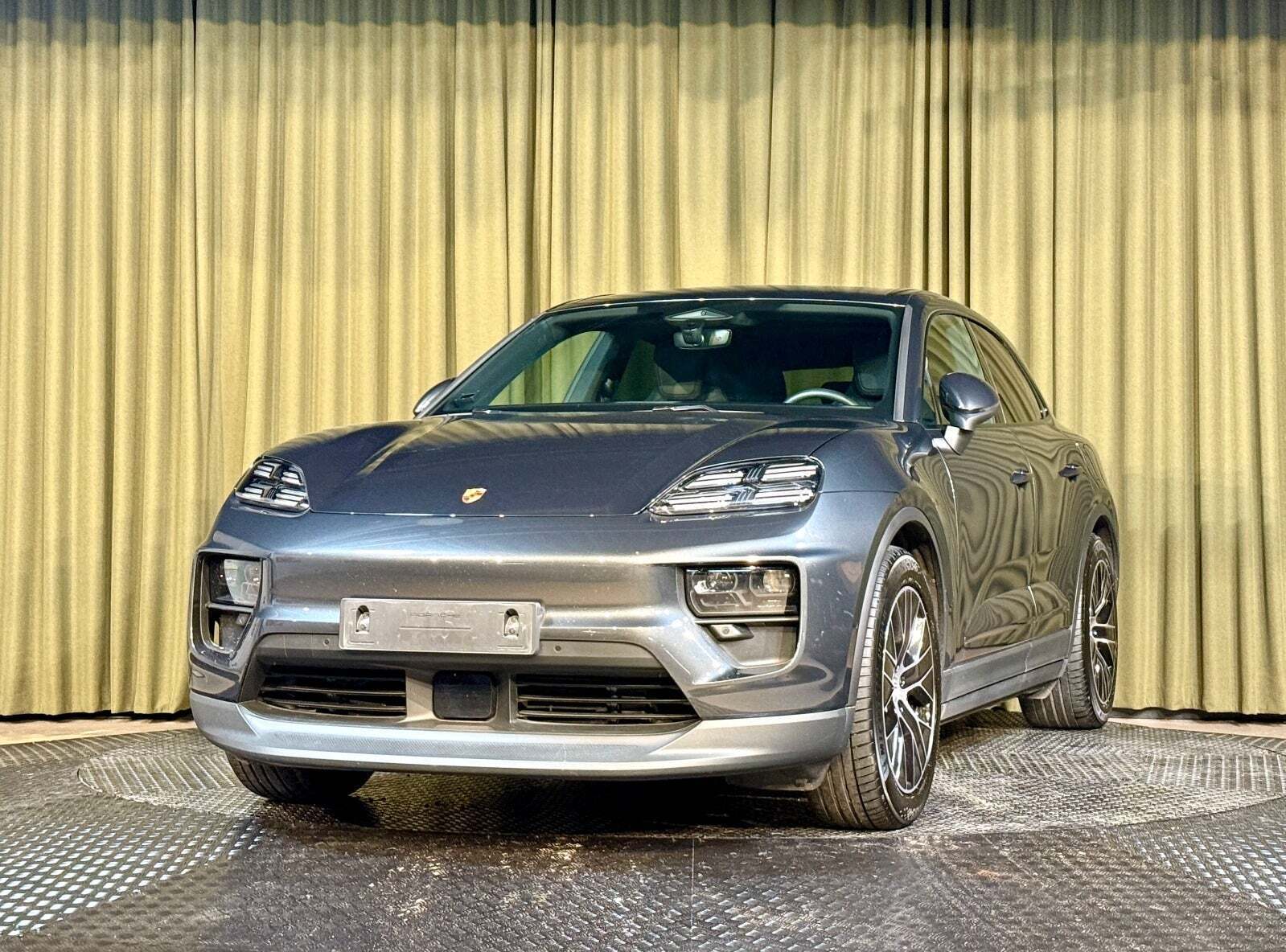 Grå Porsche Macan fra 2025