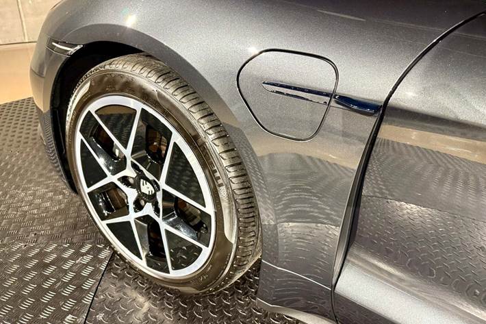 Grå Porsche Taycan fra 2024