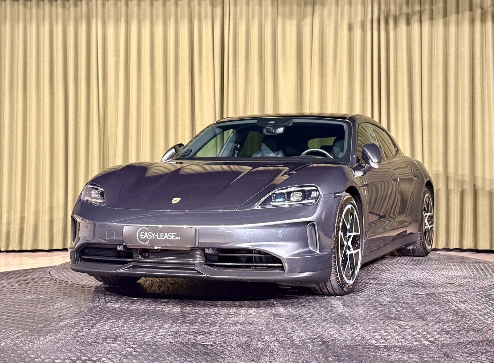 Grå Porsche Taycan fra 2024