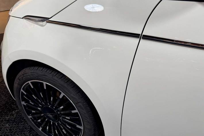 Hvid Fiat 500e fra 2023