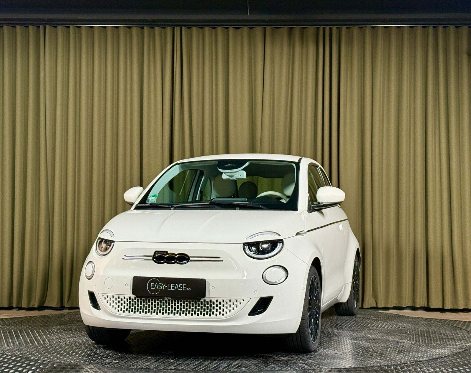 Hvid Fiat 500e fra 2023