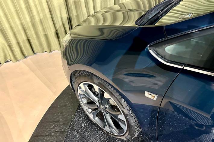 Grøn Opel Cascada fra 2014 set udefra