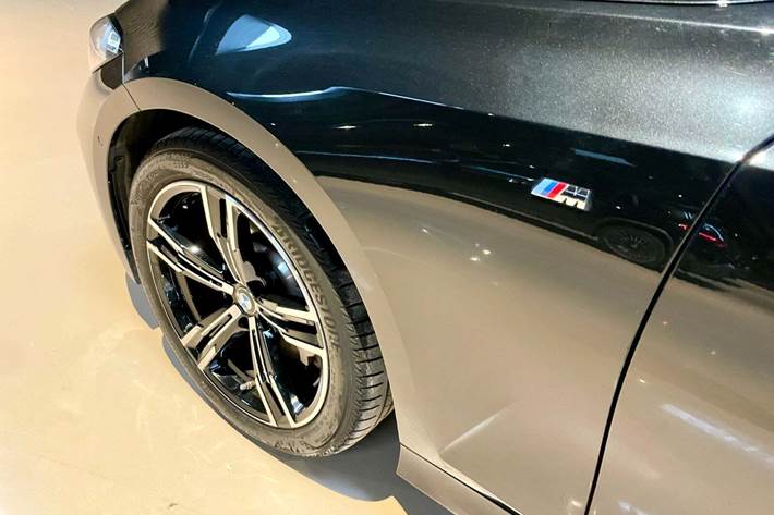 Sort BMW 330i fra 2024