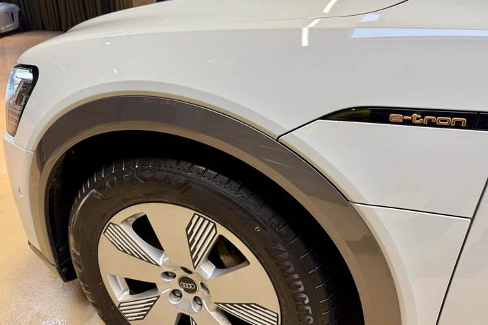 Hvid Audi e-tron fra 2023