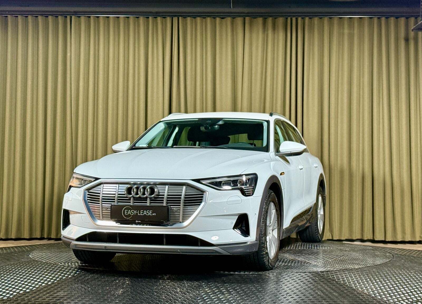 Hvid Audi e-tron fra 2023