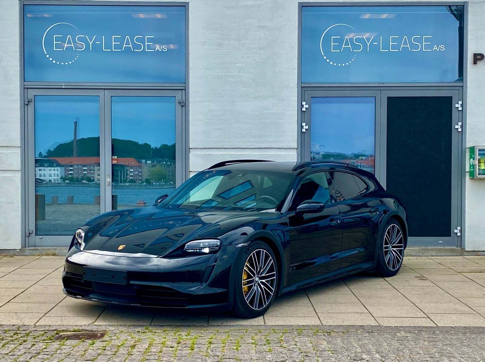 Sort Porsche Taycan 4 fra 2021