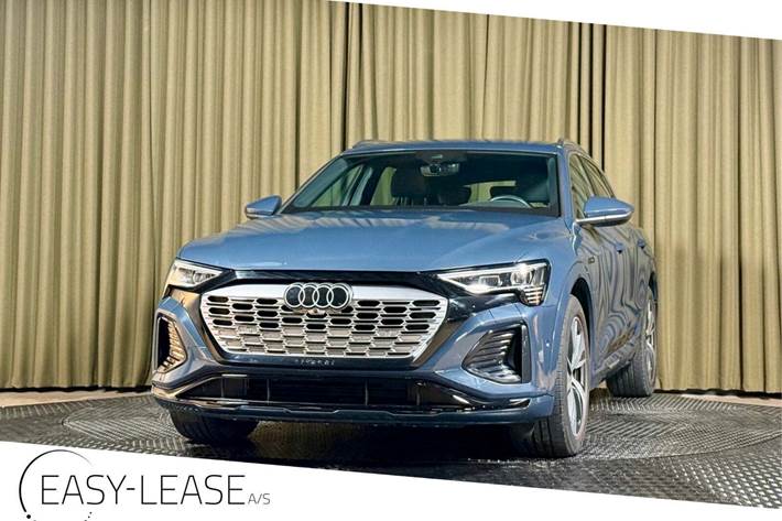 Blå Audi Q8 e-tron fra 2024