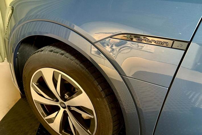 Blå Audi Q8 e-tron fra 2024