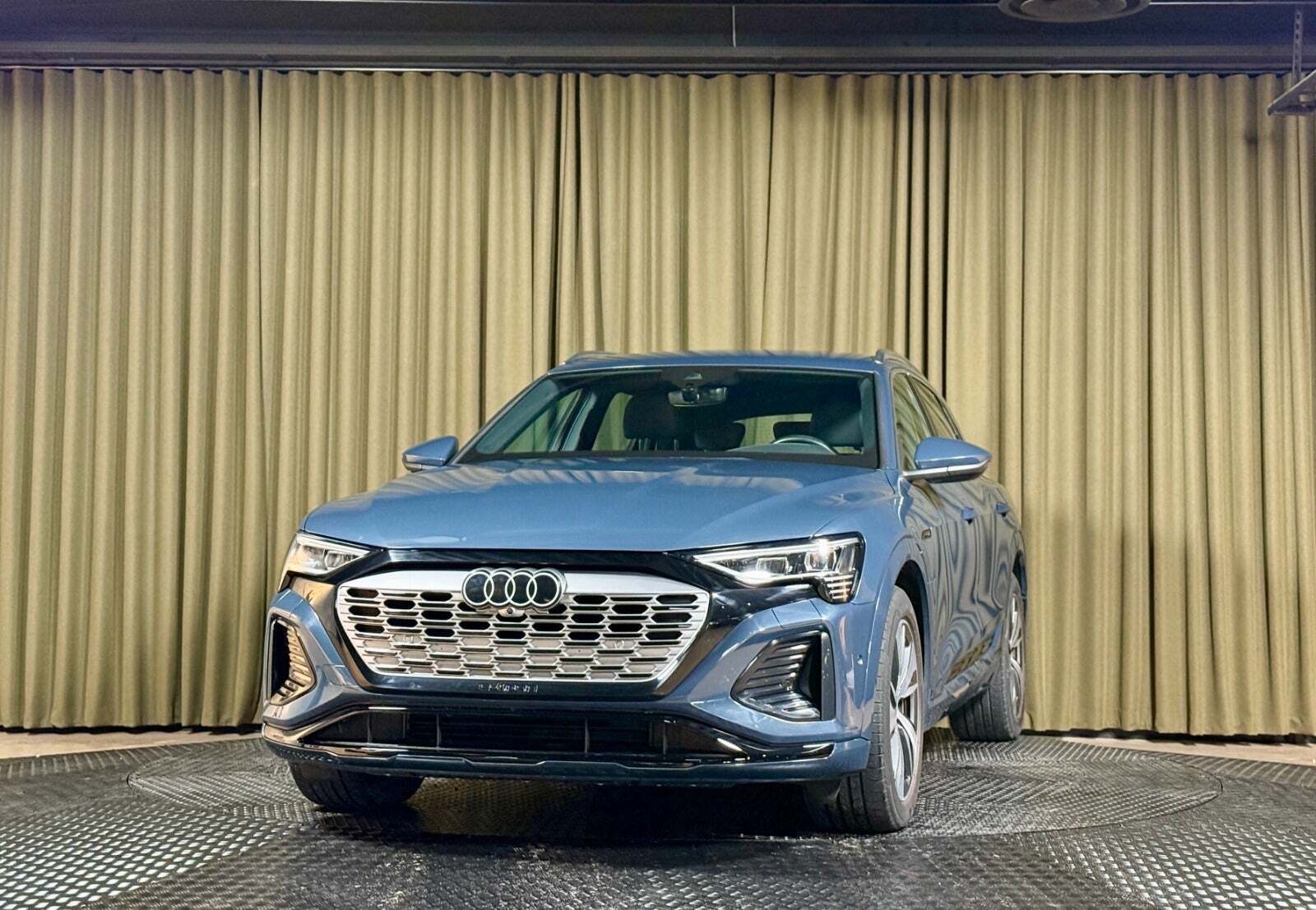 Blå Audi Q8 e-tron fra 2024