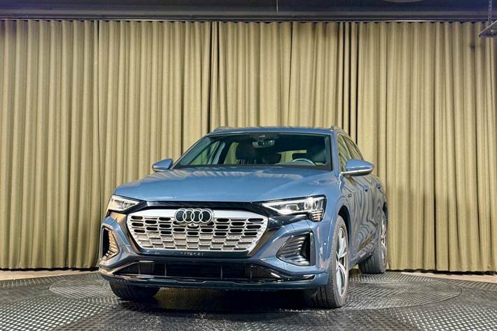 Blå Audi Q8 e-tron fra 2024