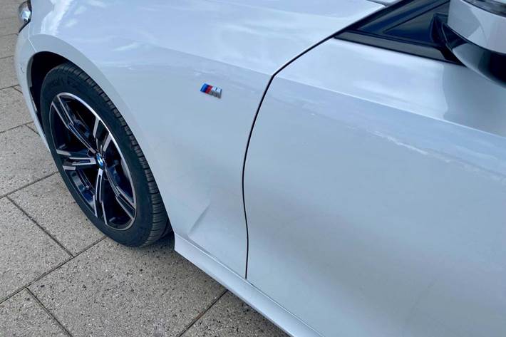 Hvid BMW 330i fra 2025