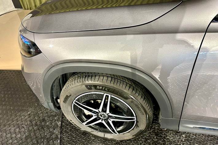 Grå Mercedes EQB250+ fra 2024