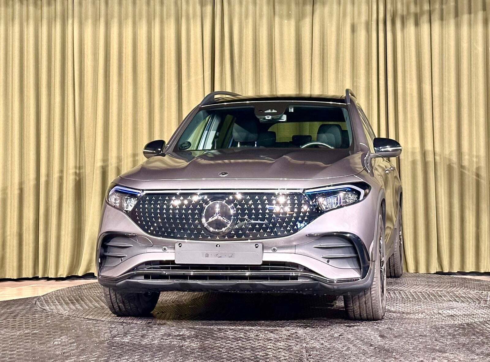 Grå Mercedes EQB250+ fra 2024