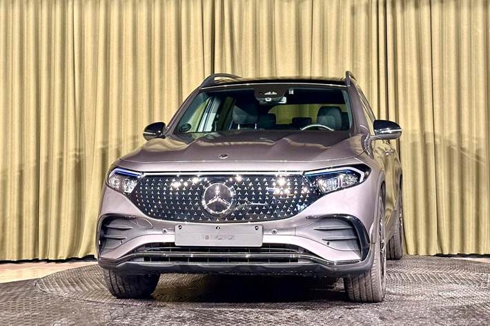 Grå Mercedes EQB250+ fra 2024