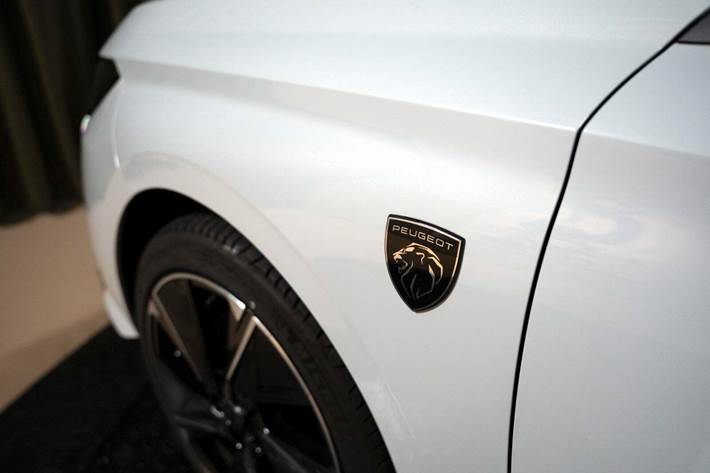 Hvid Peugeot E-308 fra 2024