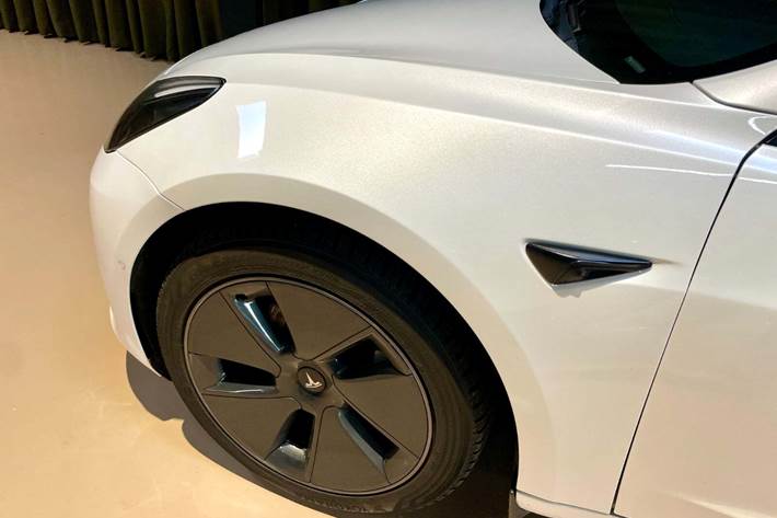 Hvid Tesla Model 3 fra 2021