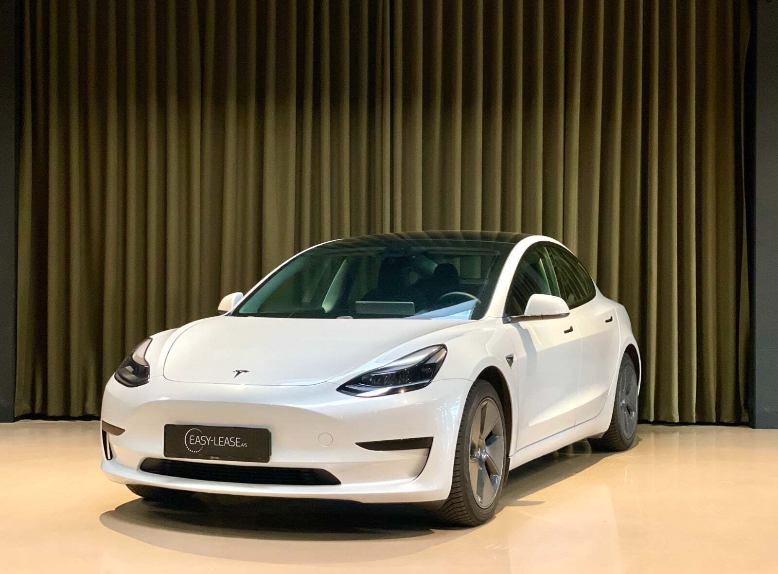 Hvid Tesla Model 3 fra 2021