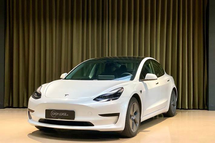 Hvid Tesla Model 3 fra 2021