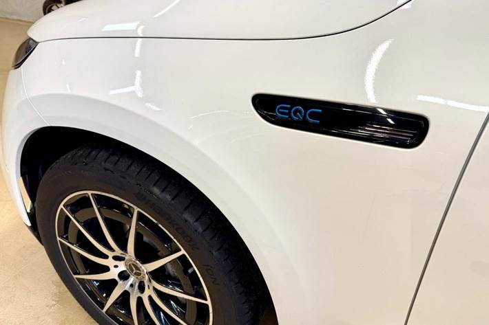 Hvid Mercedes EQC400 fra 2020