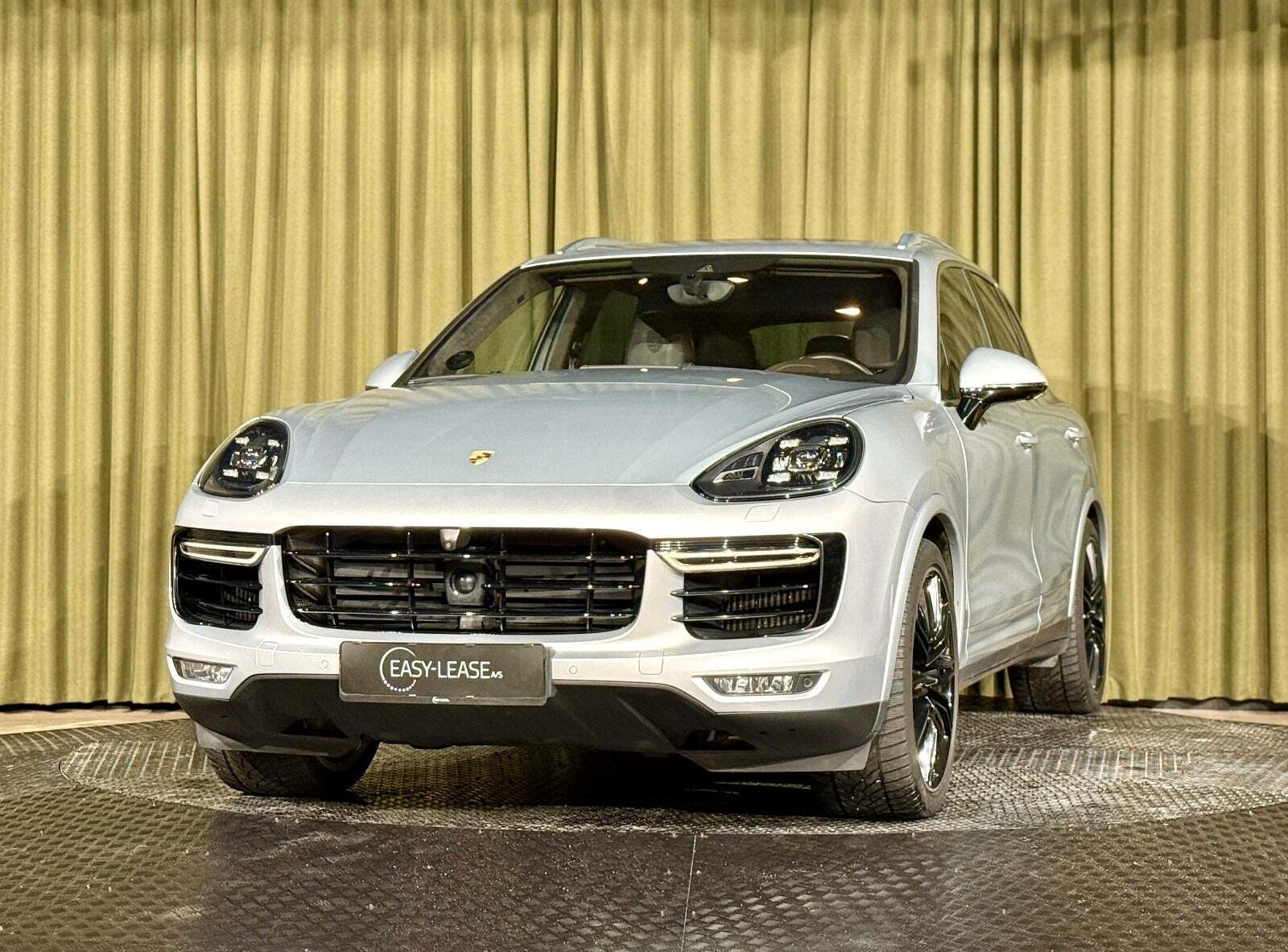 Sølv Porsche Cayenne Turbo S fra 2014