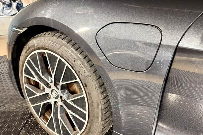 Grå Porsche Taycan fra 2021