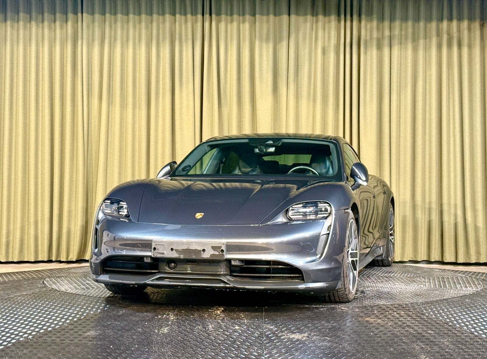 Grå Porsche Taycan fra 2021