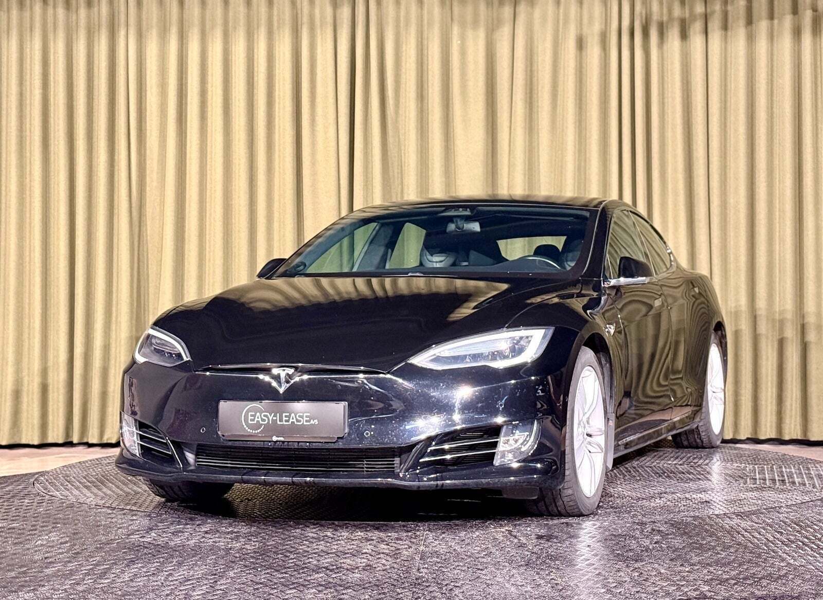 Sort Tesla Model S fra 2017