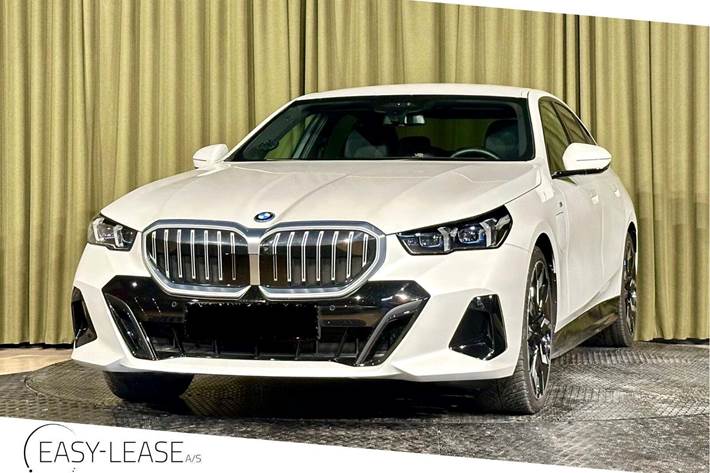Hvid BMW 530e fra 2023