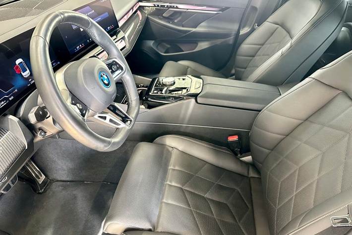 Hvid BMW 530e fra 2023