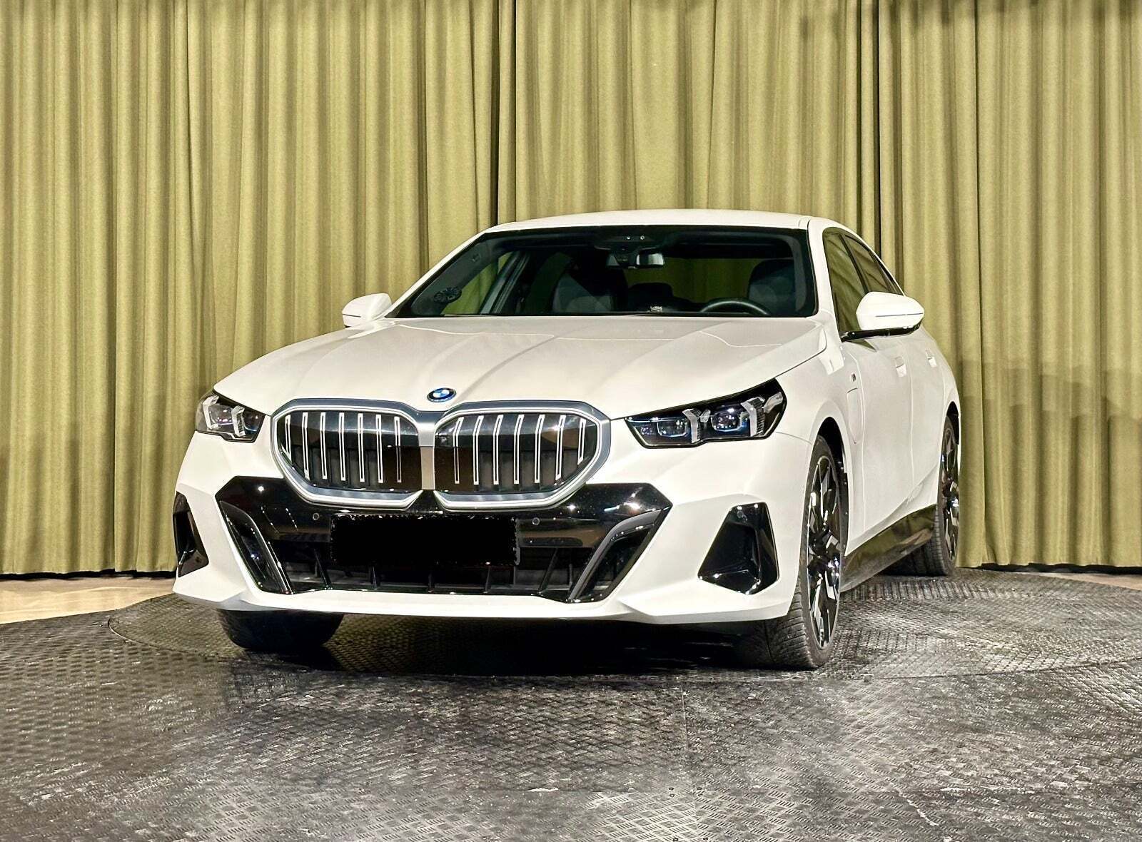 Hvid BMW 530e fra 2023