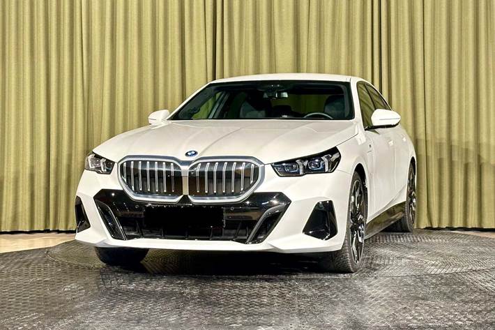 Hvid BMW 530e fra 2023