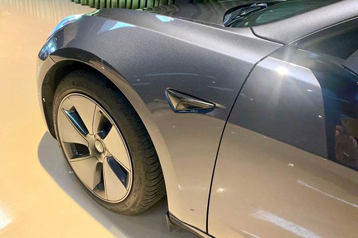Grå Tesla Model 3 fra 2021