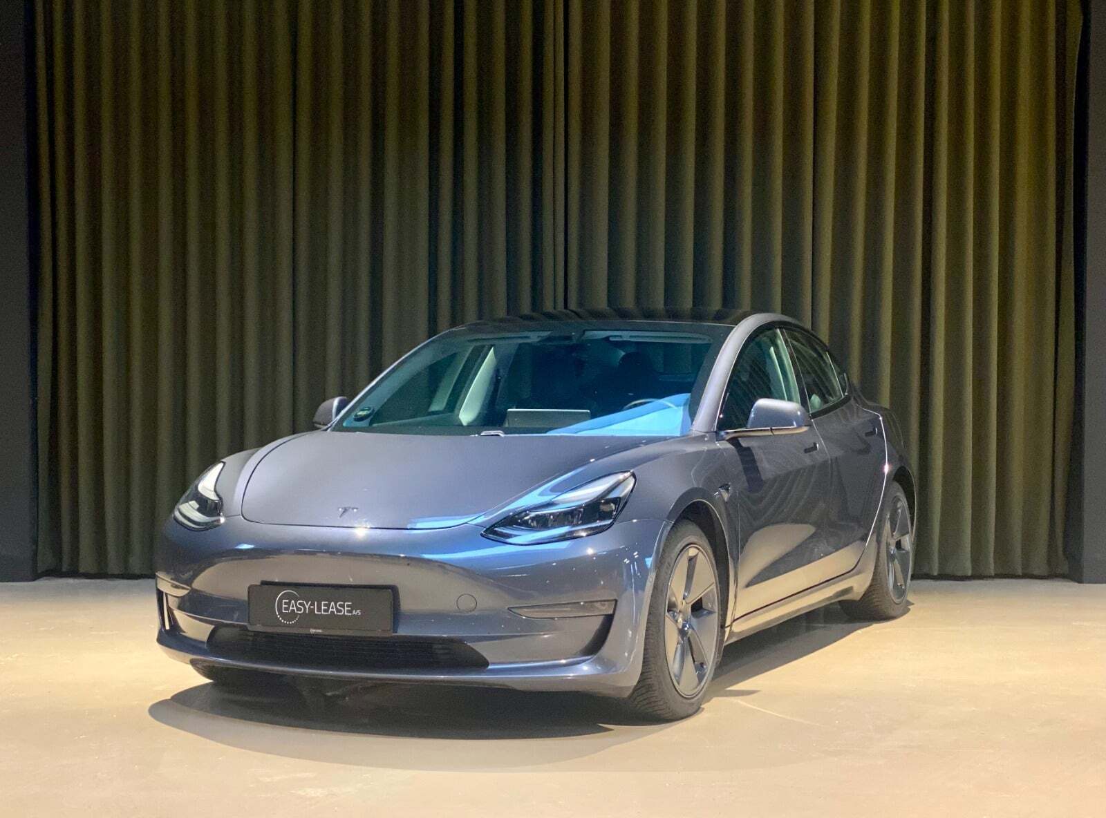 Grå Tesla Model 3 fra 2021