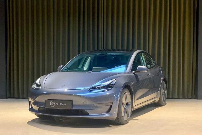 Grå Tesla Model 3 fra 2021