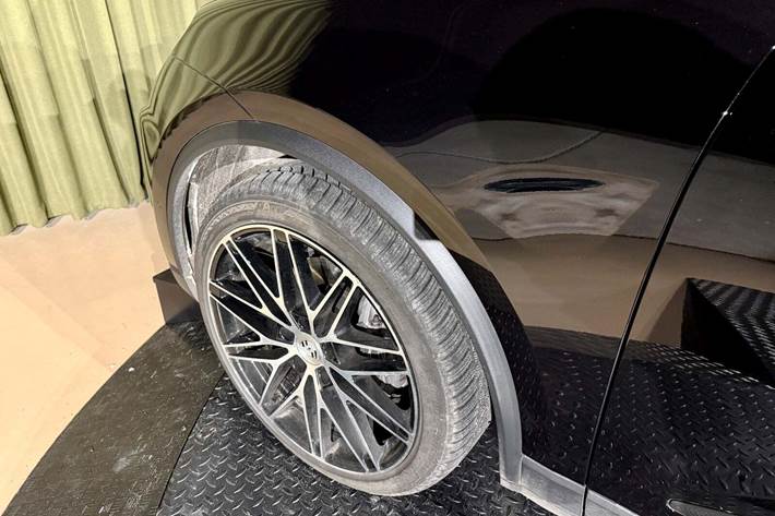 Sort Porsche Macan 4 fra 2024