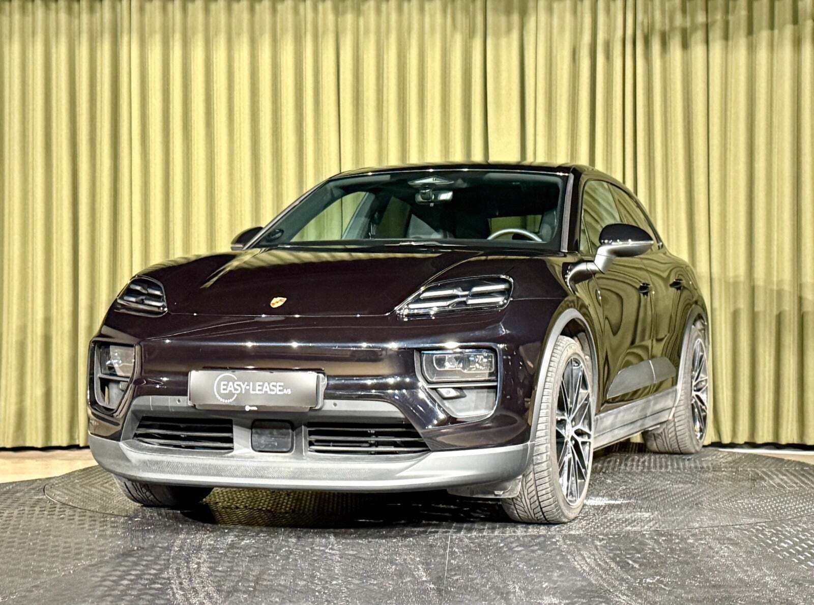 Sort Porsche Macan 4 fra 2024