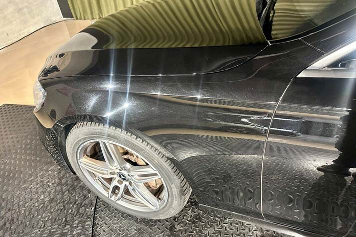 Sort Mercedes E220 d fra 2017