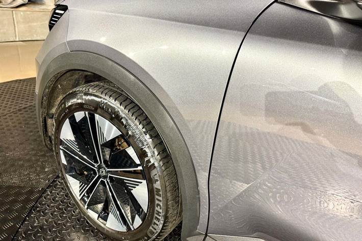 Grå Renault Scenic E-Tech fra 2024