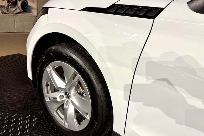 Hvid Skoda Enyaq fra 2023