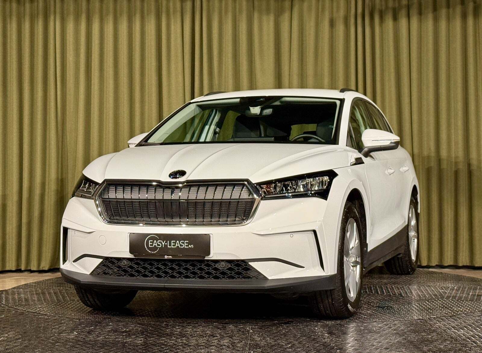 Hvid Skoda Enyaq fra 2023