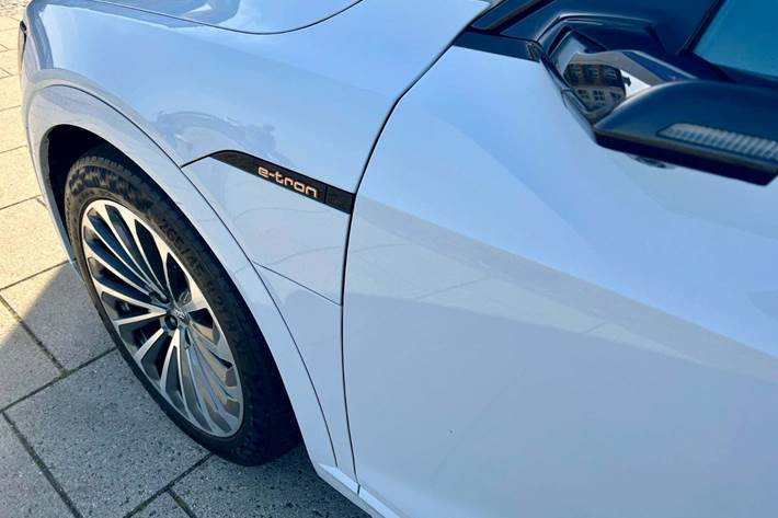 Hvid Audi e-tron fra 2020