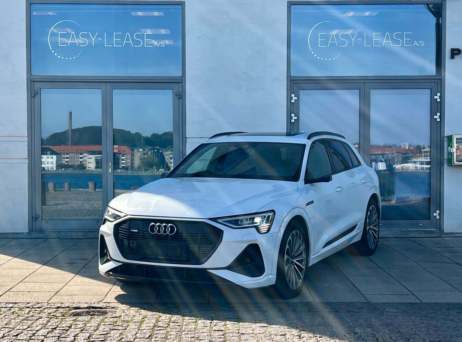 Hvid Audi e-tron fra 2020