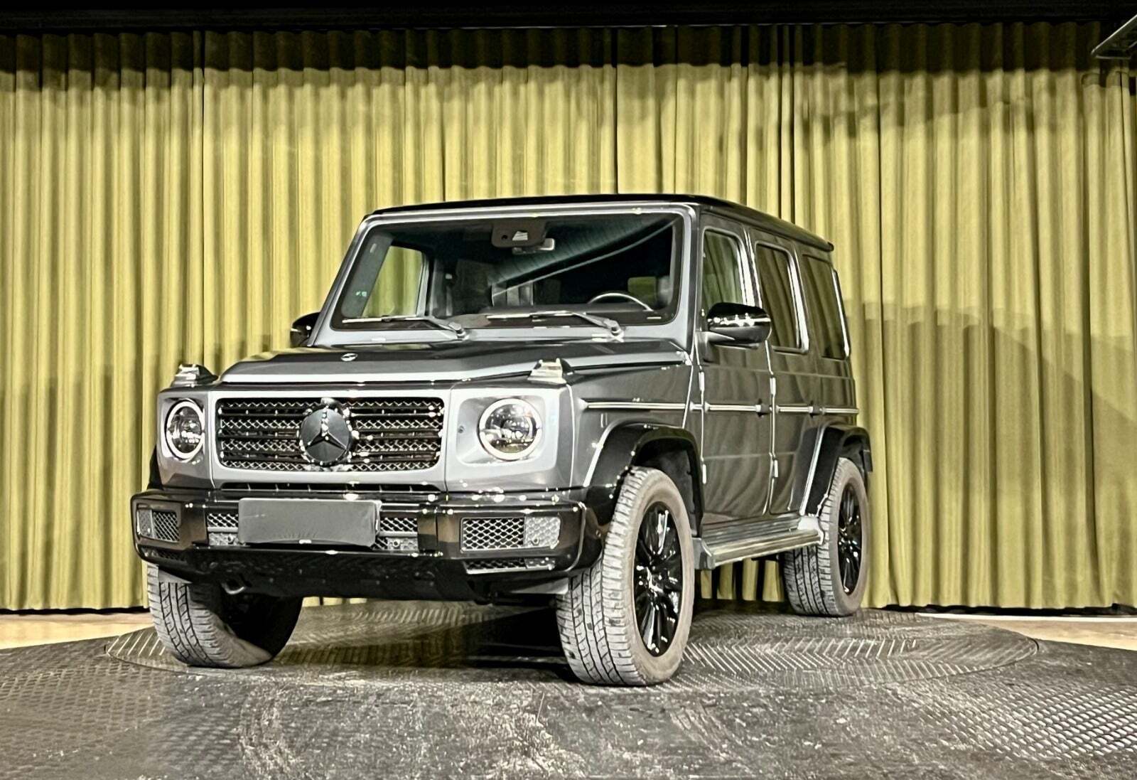 Grå Mercedes G350 d fra 2020