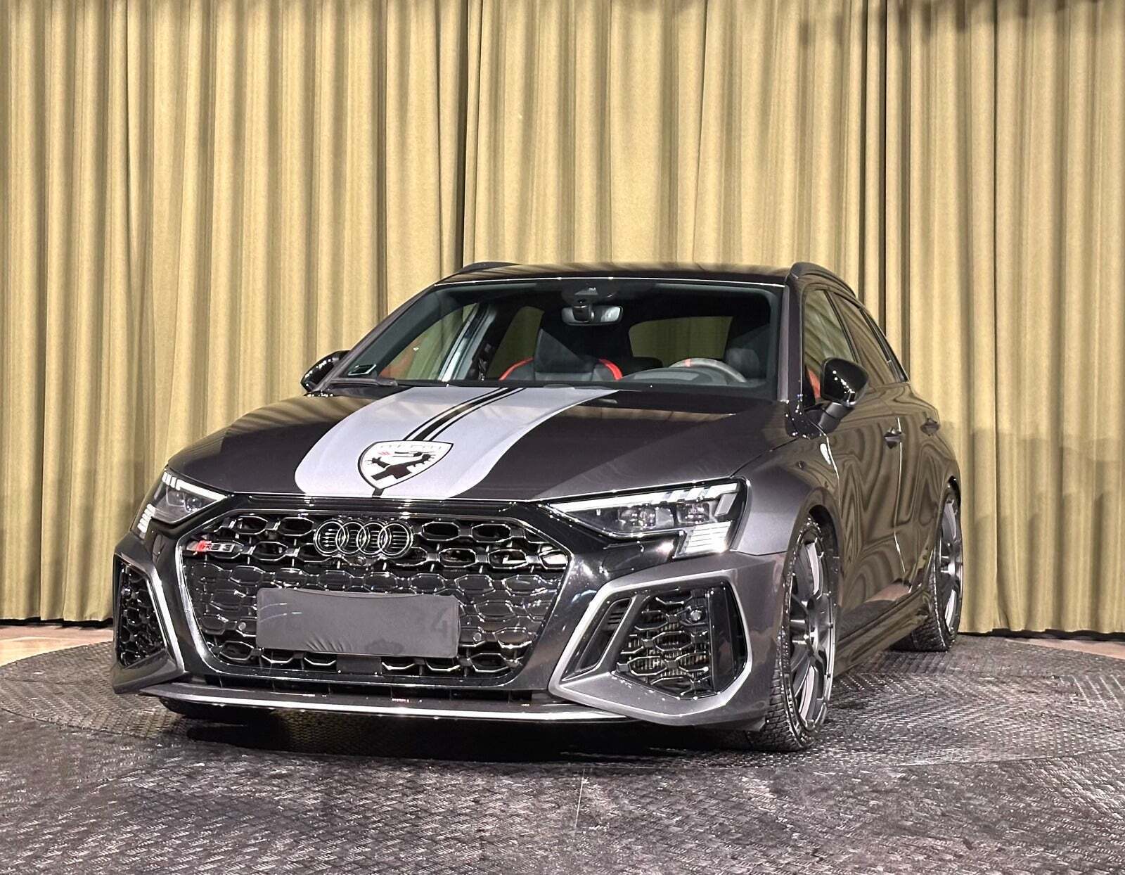 Grå Audi RS3 fra 2022