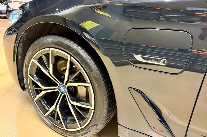 Sort BMW 530e fra 2023