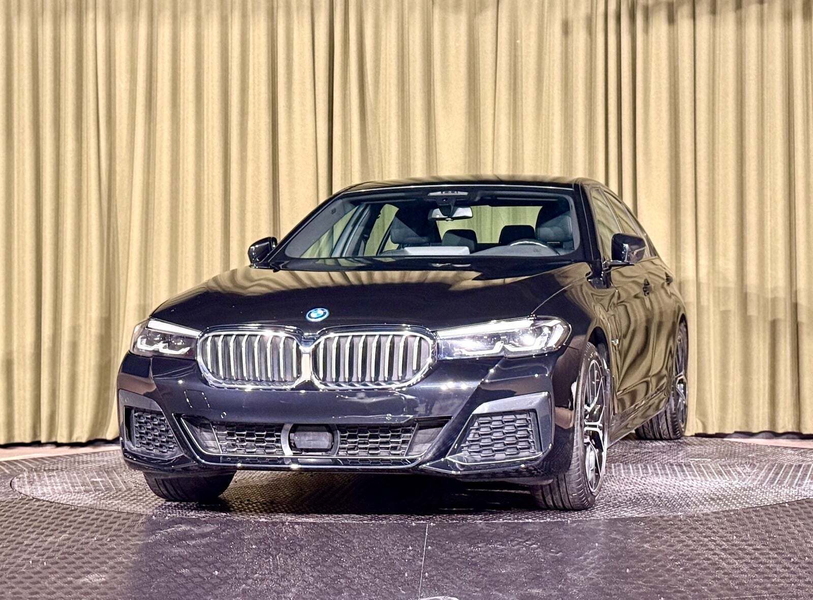 Sort BMW 530e fra 2023